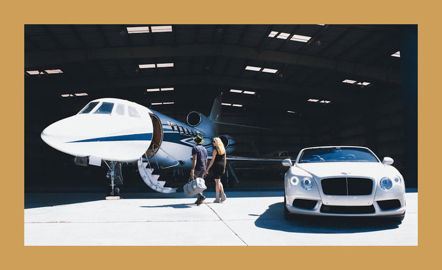 couple arriving to charter a private jet